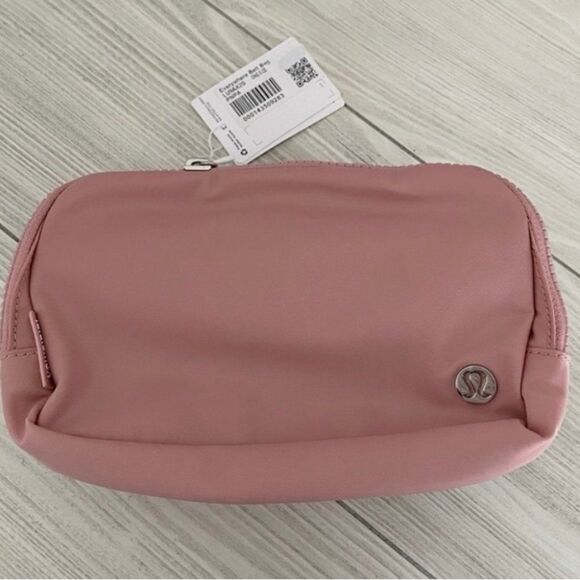 NWT EXTENDED STRAP lululemon everywhere belt bag 1L - pink pastel, strawberry - Picture 7 of 11
